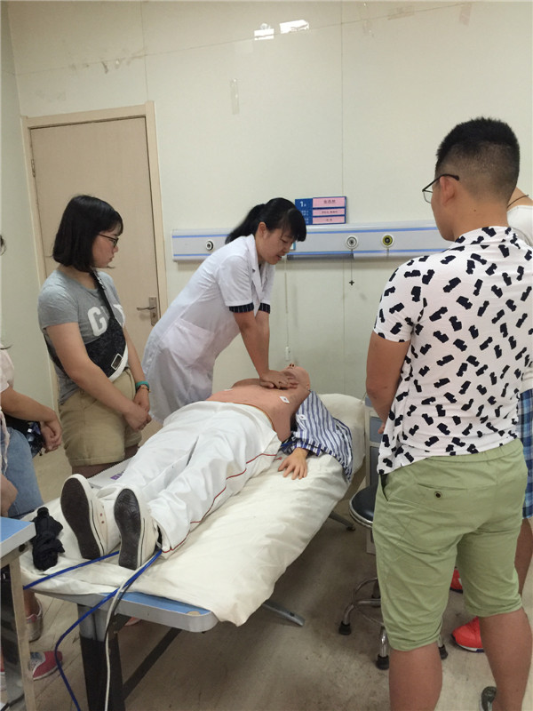急诊科彭卓大夫为志愿者们演练心肺复苏.jpg 急诊科彭卓大夫为志愿者们演练心肺复苏.jpg