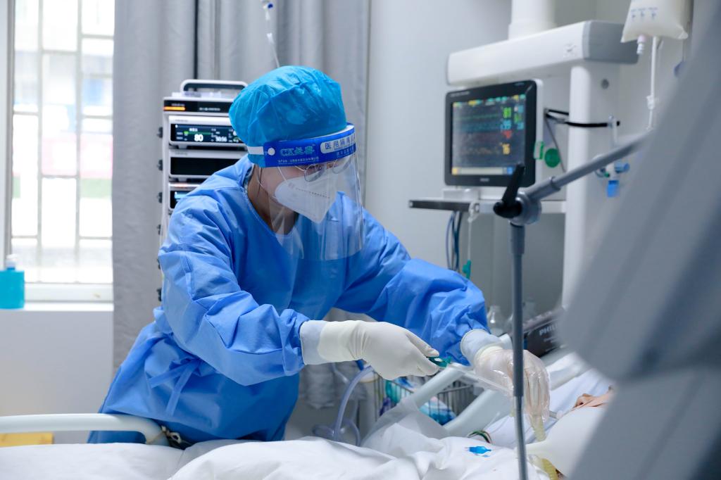 呼吸治疗师李娜为患者吸痰.jpg 呼吸治疗师李娜为患者吸痰.jpg