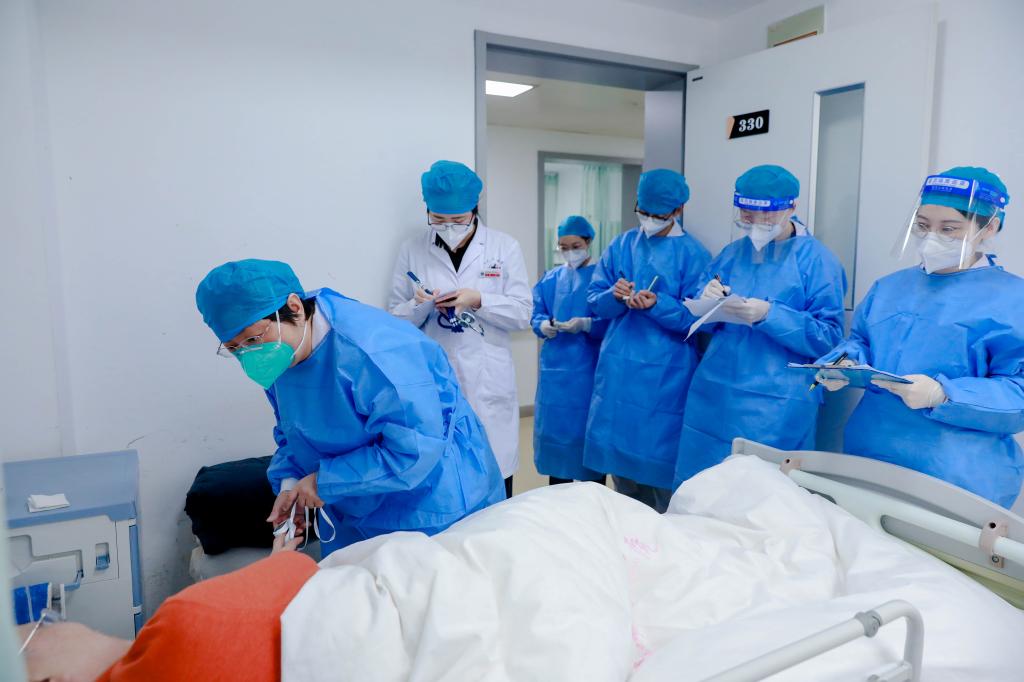 和平教授带组查房.jpg 和平教授带组查房.jpg