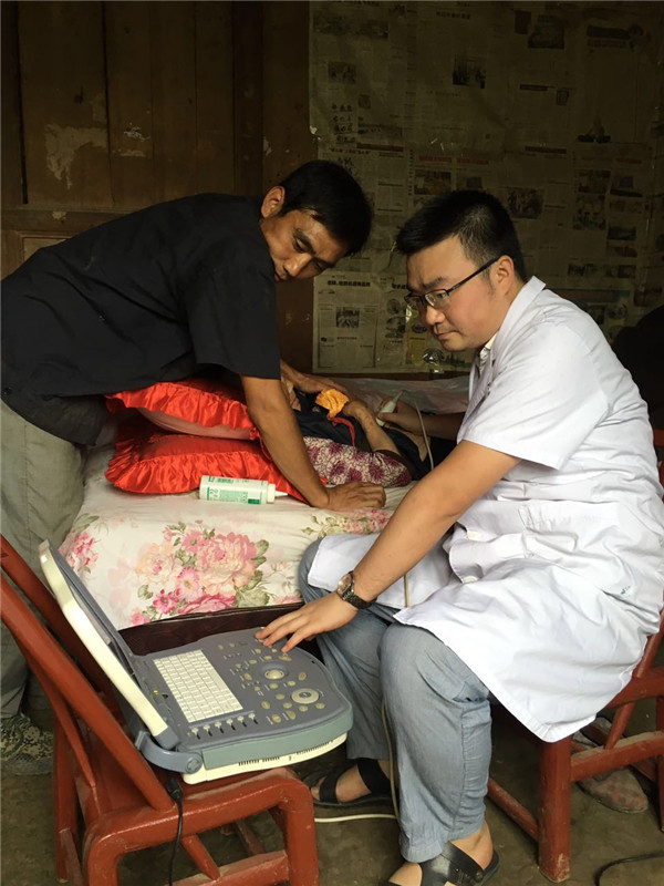 9何鑫上门为行动不便村民服务.jpg 9何鑫上门为行动不便村民服务.jpg