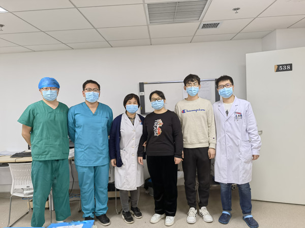 参加手术救治的医疗团队.jpg
