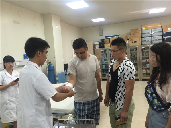 急诊科王立明大夫为志愿者们培训伤口包扎.jpg 急诊科王立明大夫为志愿者们培训伤口包扎.jpg