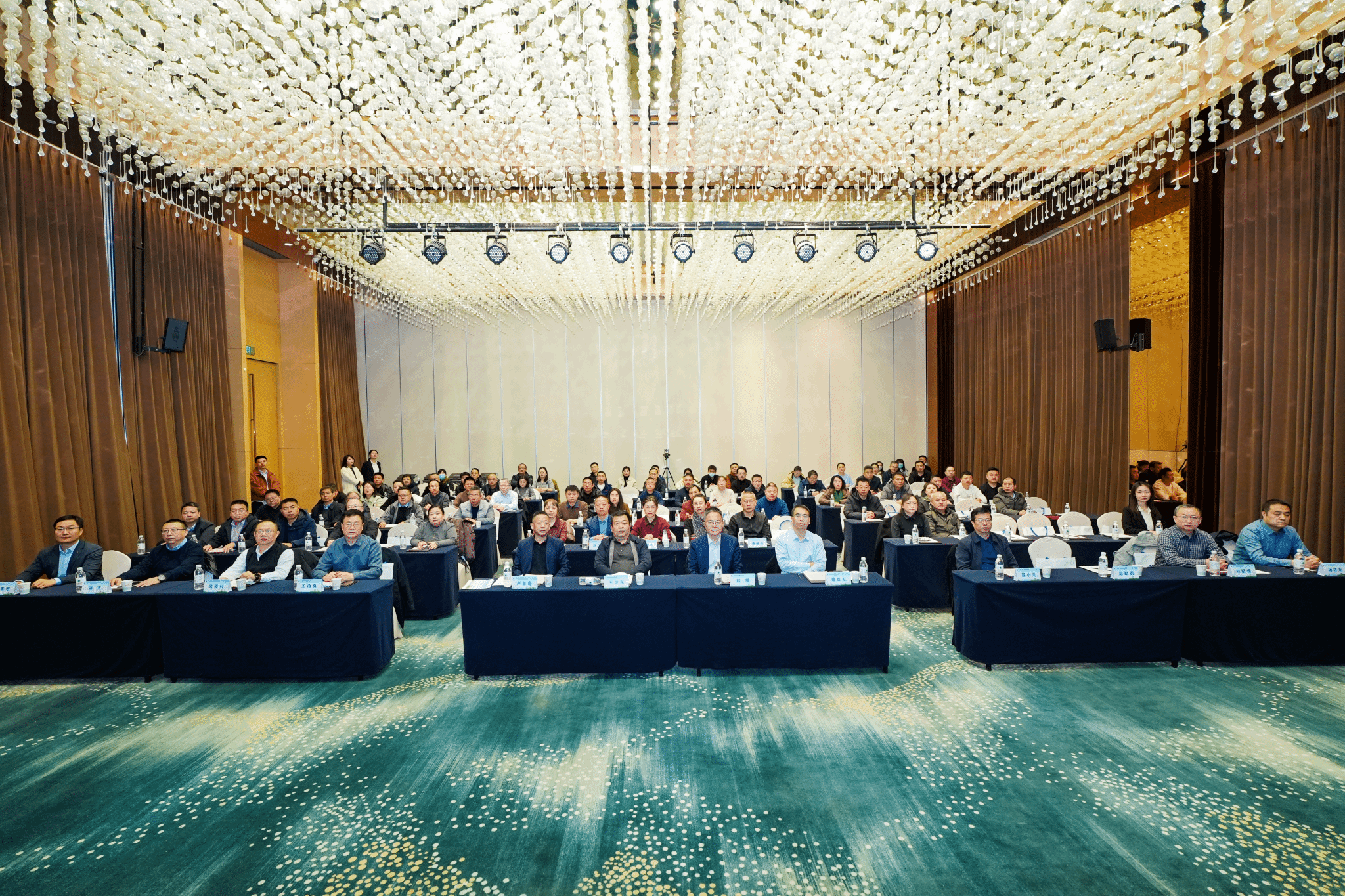 大会实景图.png 大会实景图.png