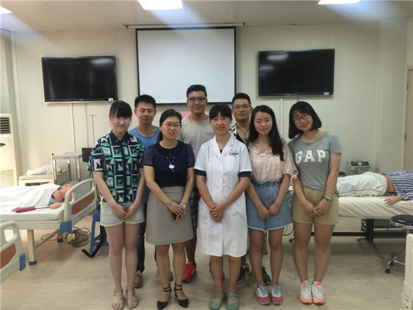 院团委书记董艳、急诊科彭卓大夫与所有志愿者们合影留言.jpg 院团委书记董艳、急诊科彭卓大夫与所有志愿者们合影留言.jpg