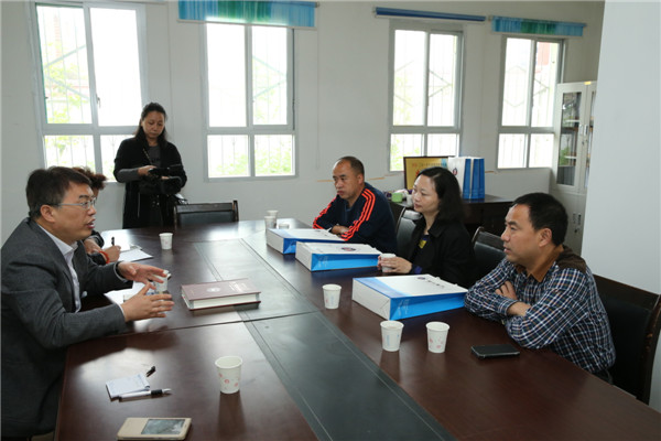 3.与汉台区教育局、中心小学和文家庙小学领导协商基地建设.JPG