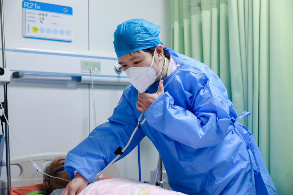 邓文静医师为病人查体.jpg 邓文静医师为病人查体.jpg