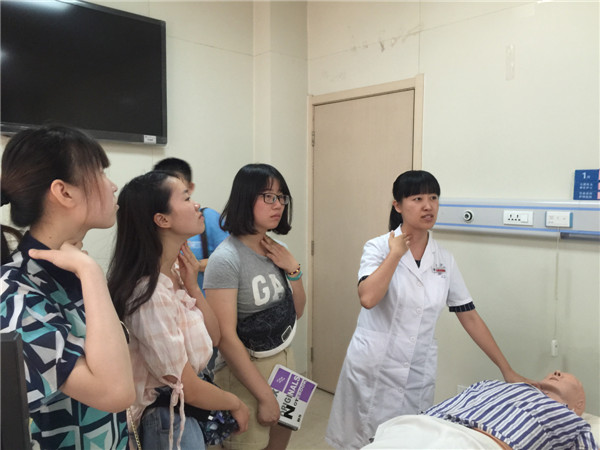 急诊科彭卓大夫在为志愿者们培训.jpg 急诊科彭卓大夫在为志愿者们培训.jpg