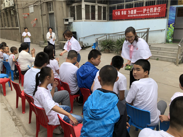 志愿者给孩子们分发水果.jpg