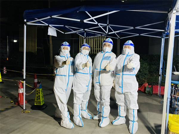 去社区采核酸的姑娘们.jpg 去社区采核酸的姑娘们.jpg