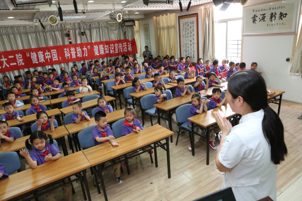小学生们认真学习洗手法.jpg