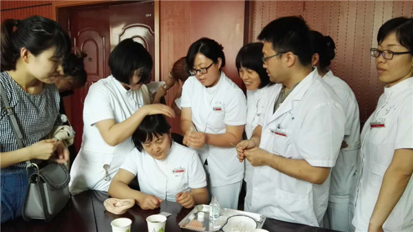 9.学员亲手实践相互贴穴.jpg