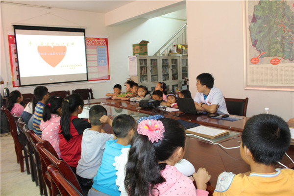 2刘俭涛同学讲授青少年健康知识.JPG 2刘俭涛同学讲授青少年健康知识.JPG
