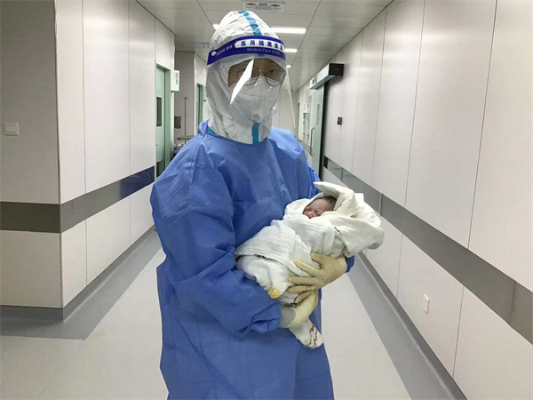 争分夺秒 大明宫“黄码医院”救治一紧急临产孕妇2.jpg 争分夺秒 大明宫“黄码医院”救治一紧急临产孕妇2.jpg