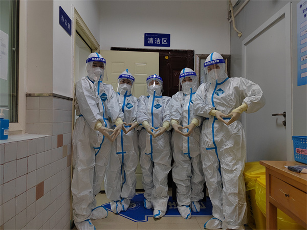 准备进入病区的姑娘们.jpg 准备进入病区的姑娘们.jpg