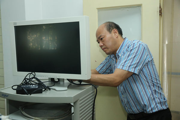 刘梦春副主任安装腔镜系统.jpg
