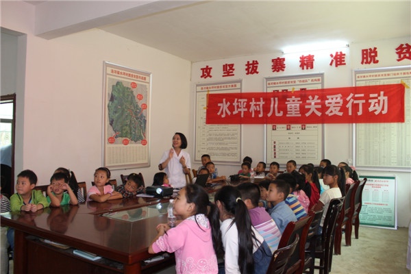 3陈钊讲授肾病健康知识.JPG 3陈钊讲授肾病健康知识.JPG