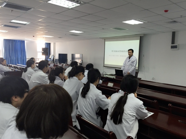 图片3冯建军副主任医师做学术讲座.png