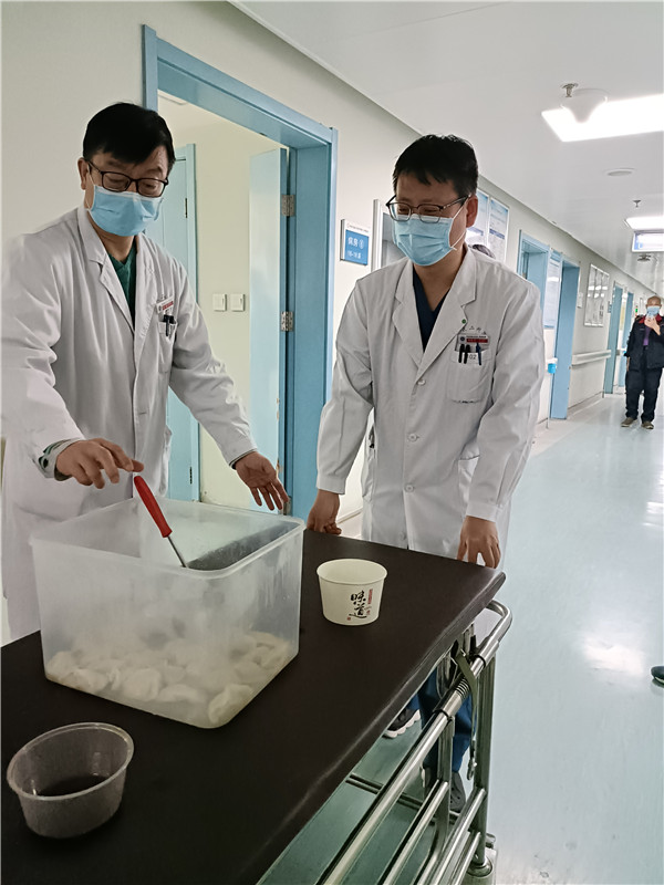 崔刚、郭振宇发饺子.jpg 崔刚、郭振宇发饺子.jpg