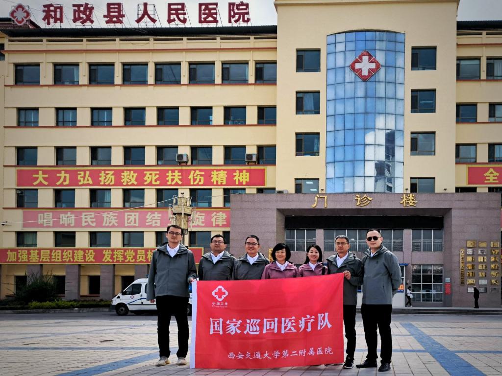 医疗队合影.jpg 医疗队合影.jpg