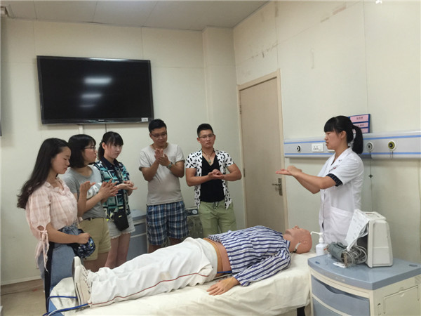 急诊科彭卓大夫为志愿者们培训手卫生.jpg 急诊科彭卓大夫为志愿者们培训手卫生.jpg