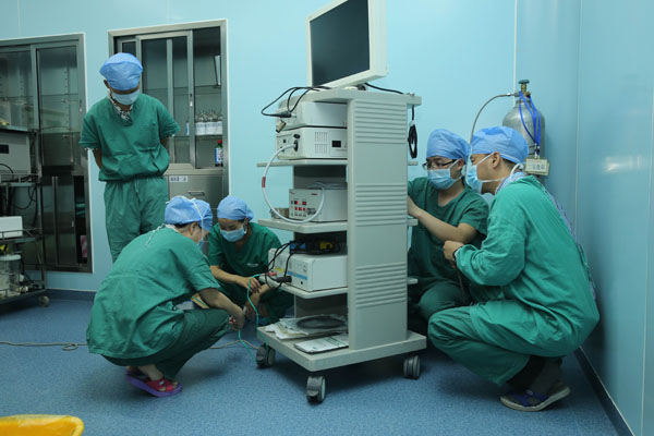 在手术室调试腔镜系统.jpg