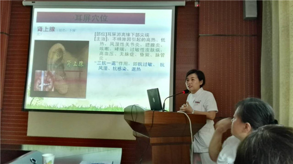 4.中医护理技术小组王晔进行耳穴相关培训.jpg