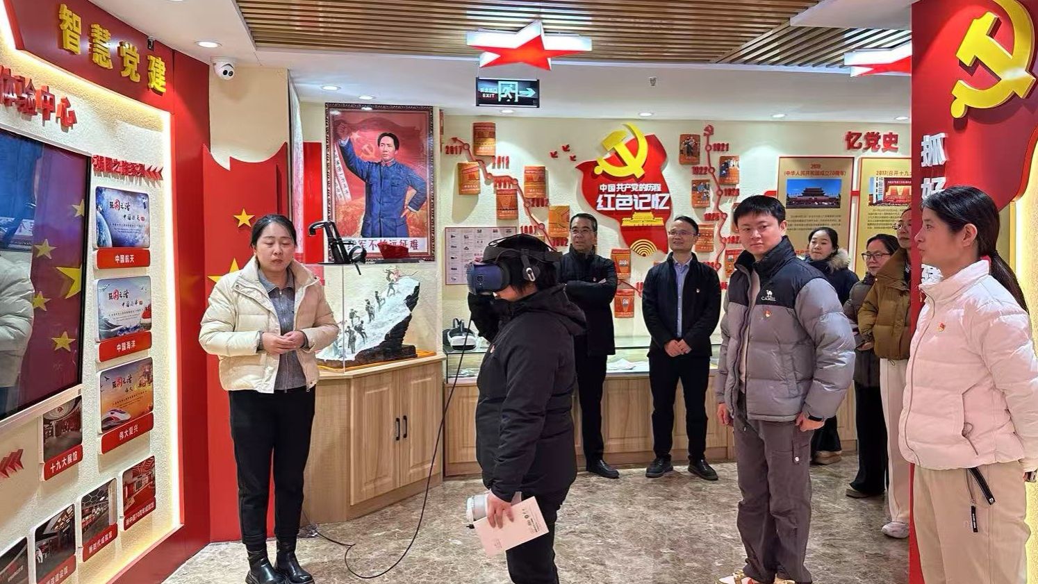 全息投影.jpg 全息投影.jpg