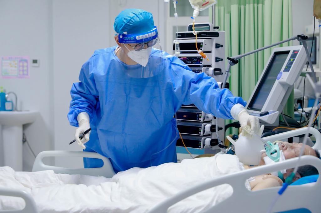 护士张整强观察危重患者病情.jpg 护士张整强观察危重患者病情.jpg