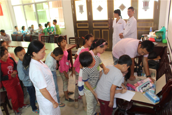 4孩子们排队领取文具.JPG 4孩子们排队领取文具.JPG