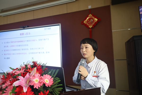 《护生实习压力与安全行为调查》姚聪副主任_副本.jpg 《护生实习压力与安全行为调查》姚聪副主任_副本.jpg