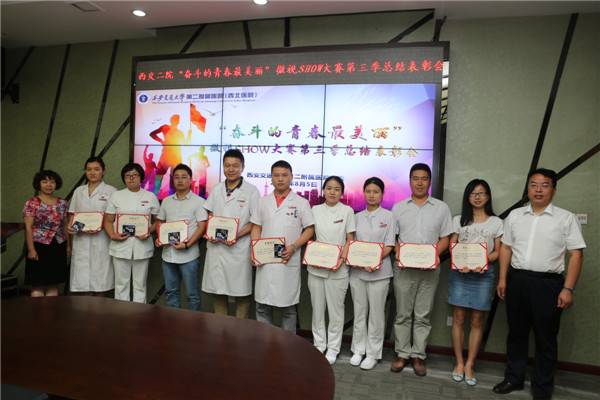 嘉宾为获得优秀奖的作品颁奖.JPG 嘉宾为获得优秀奖的作品颁奖.JPG