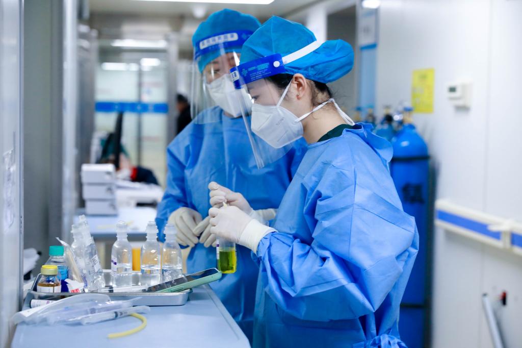 护士杨姣、张娜核对药品.jpg 护士杨姣、张娜核对药品.jpg