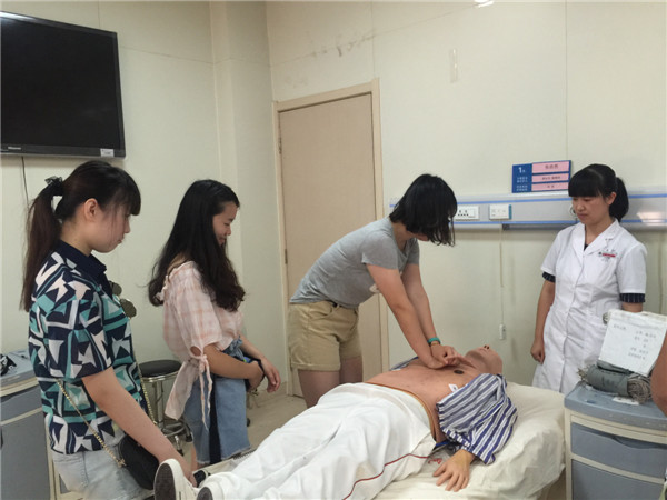 志愿者们在医用模拟人上面练习心肺复苏.jpg 志愿者们在医用模拟人上面练习心肺复苏.jpg
