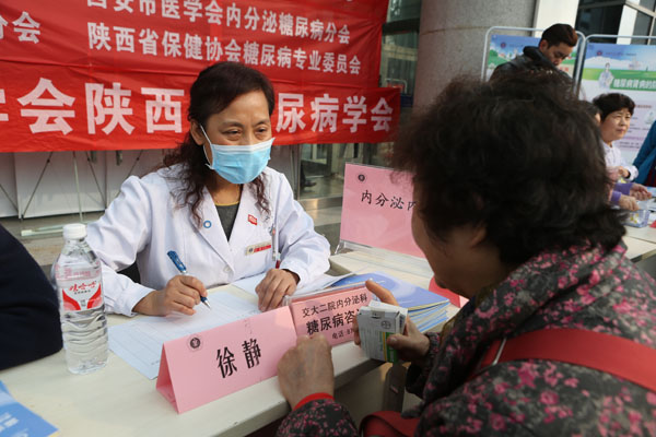 徐静主任为患者诊治.JPG 徐静主任为患者诊治.JPG