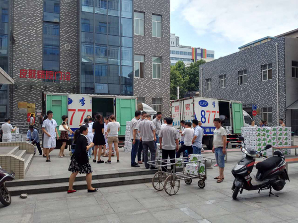 7.18慰问全院教职工.JPG 7.18慰问全院教职工.JPG