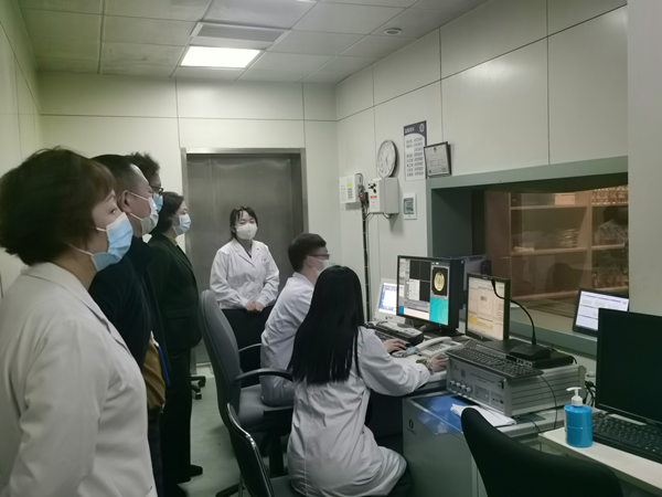 专家组参观磁共振室_副本.png 专家组参观磁共振室_副本.png