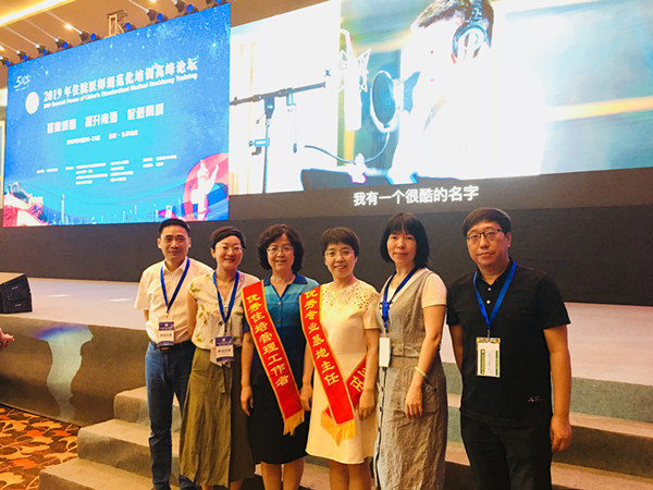 刘院长合影_副本.jpg 刘院长合影_副本.jpg