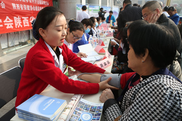 志愿者赵俊英护师为患者测量血压并宣教.JPG 志愿者赵俊英护师为患者测量血压并宣教.JPG