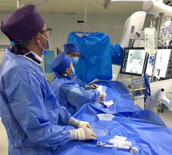 1. 张茹副主任正在全神贯注地手术_副本.jpg