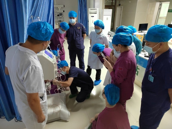 指导重症医学科开展该院首例血浆置换_副本.jpg