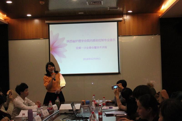 骆艳妮秘书主持会议1.jpg 骆艳妮秘书主持会议1.jpg