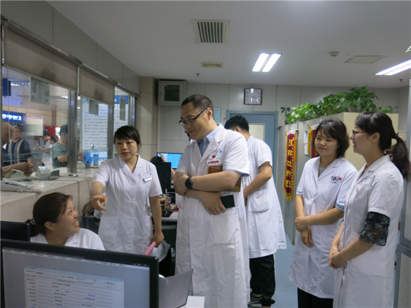 信息网络部陈鹏岗主任到医保窗口现场查看.JPG 信息网络部陈鹏岗主任到医保窗口现场查看.JPG