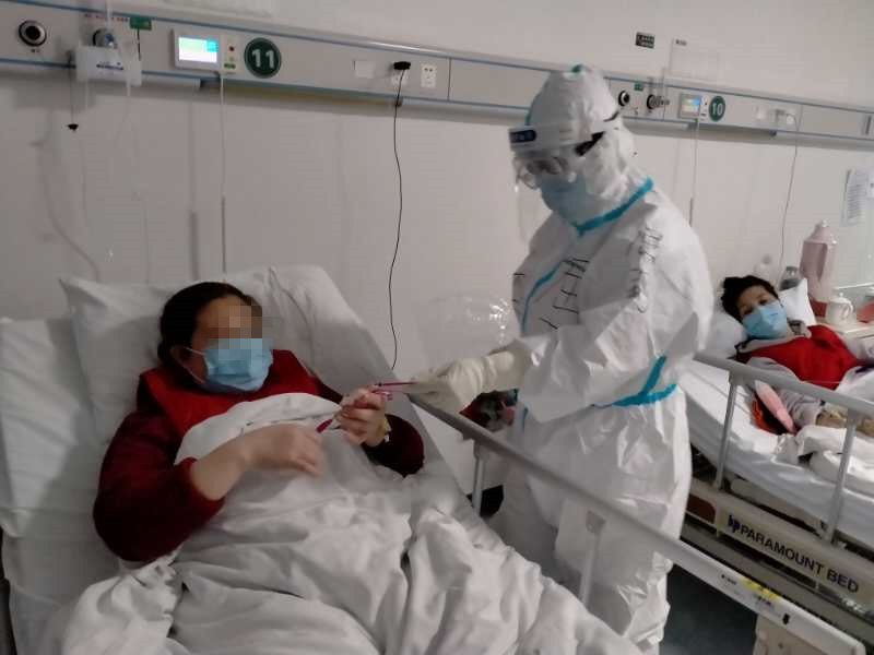 屈老师给患者送福袋3_副本.jpg 屈老师给患者送福袋3_副本.jpg