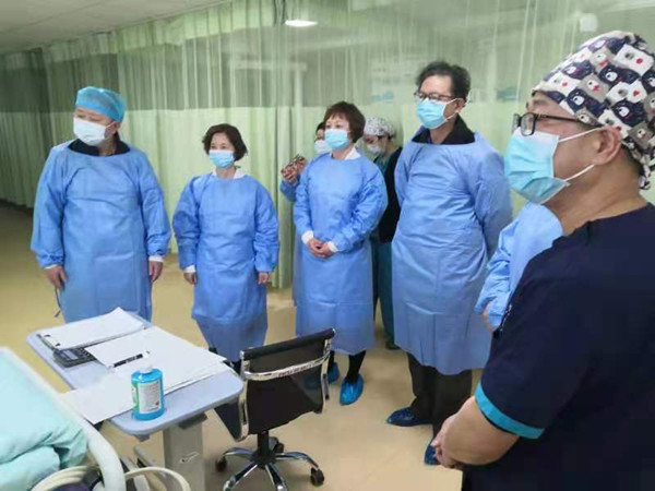 专家组参观PICU_副本.jpg 专家组参观PICU_副本.jpg