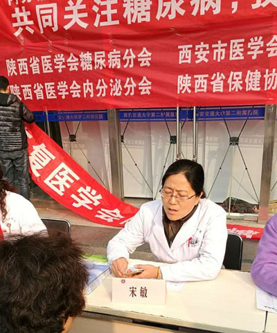 营养科宋敏主治医师为患者答疑.jpg 营养科宋敏主治医师为患者答疑.jpg