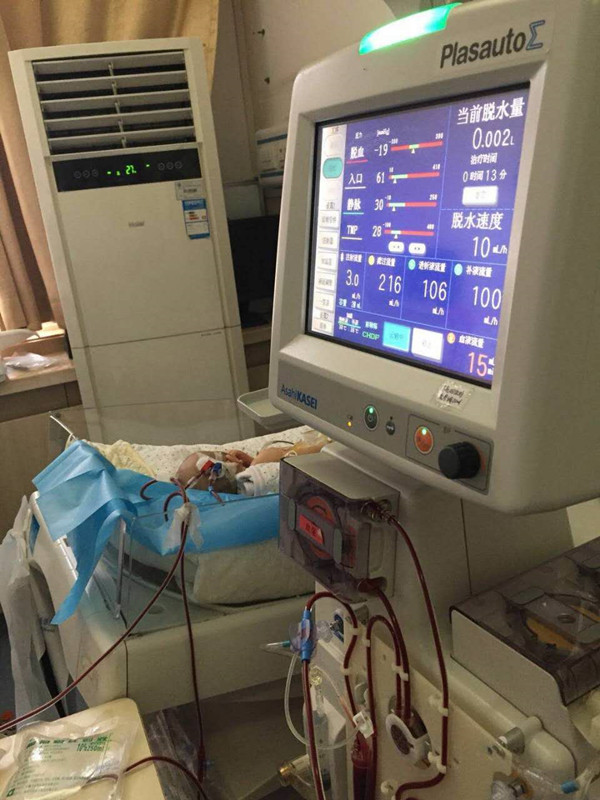 医生守候CRRT机旁确保运行平稳_副本.jpg 医生守候CRRT机旁确保运行平稳_副本.jpg