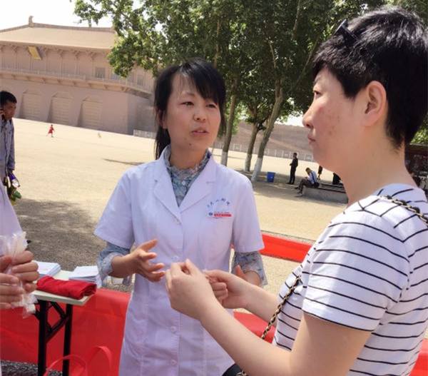 吴春艳医生义诊_副本.jpg 吴春艳医生义诊_副本.jpg