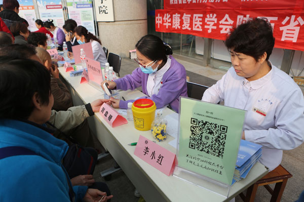 李小红护士长进行糖尿病宣教.JPG 李小红护士长进行糖尿病宣教.JPG