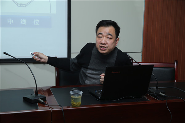 4.吉鸿教授讲授 “腹腔镜疝的临床意义”.jpg