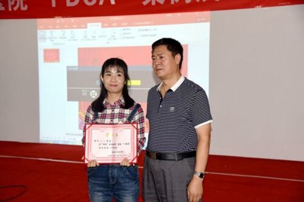 县医院刘书记为一等奖获得者刘力飞颁奖.jpg 县医院刘书记为一等奖获得者刘力飞颁奖.jpg